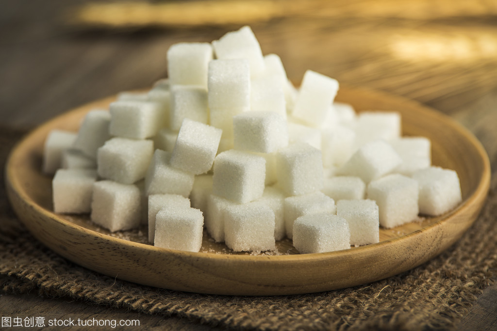 在一個(gè)木盤白糖